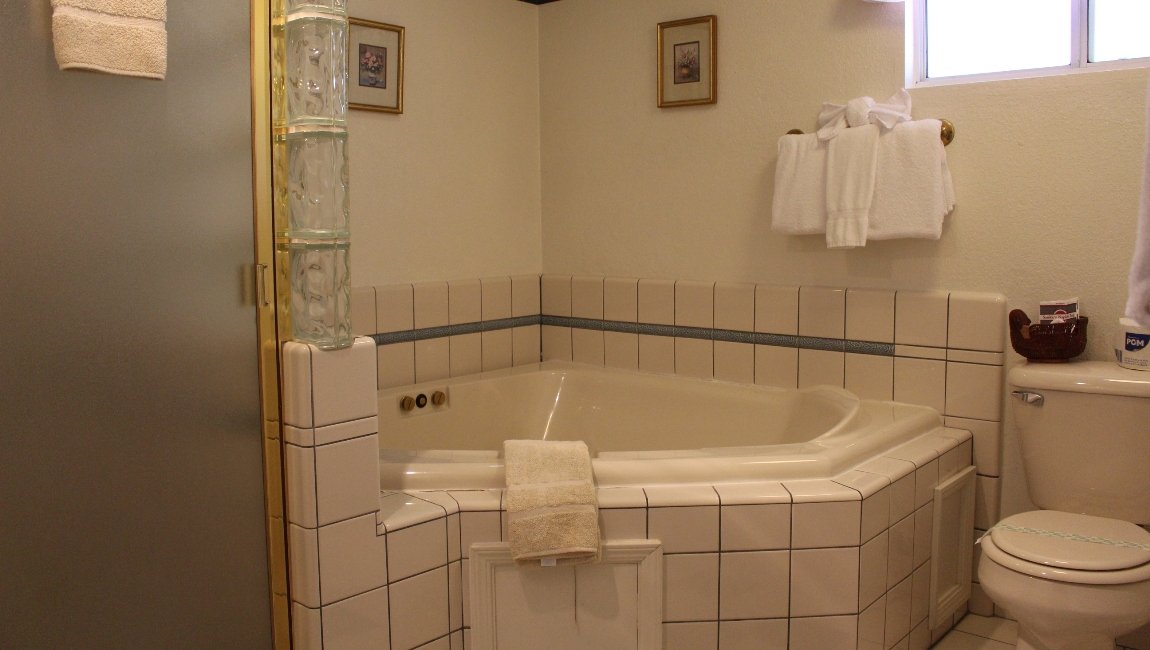 The Barewood Inn King Room - Bathroom and Jacuzzi Tub