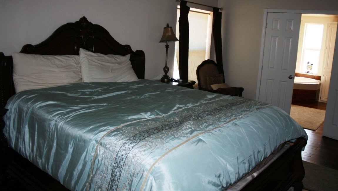 The Lakehouse Master with King Bed